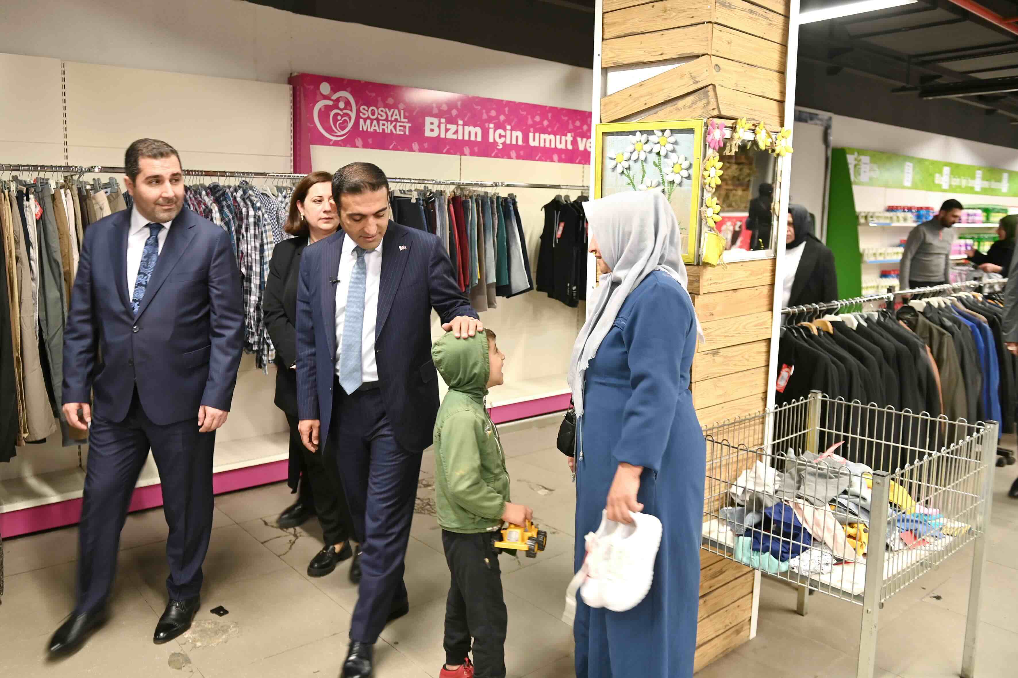 Beyoğlu Belediye Başkanı İnan Güney, Sosyal Market'i Ziyaret Etti
